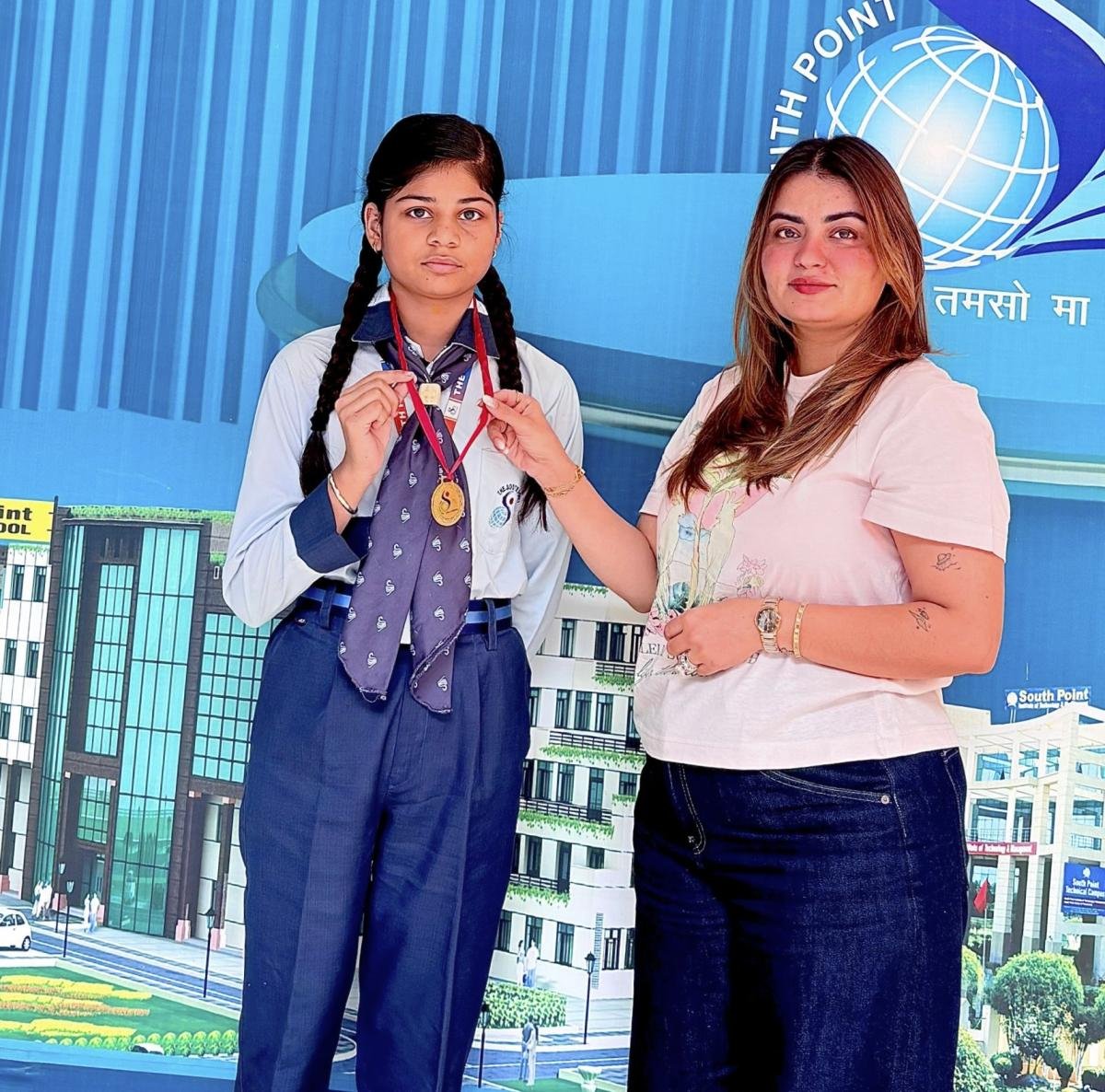 साउथ प्वाइंट संस्था की वाइस चेयरमैन वर्तिका खत्री  विजेता विद्यार्थियों को सम्मानित करते हुए।