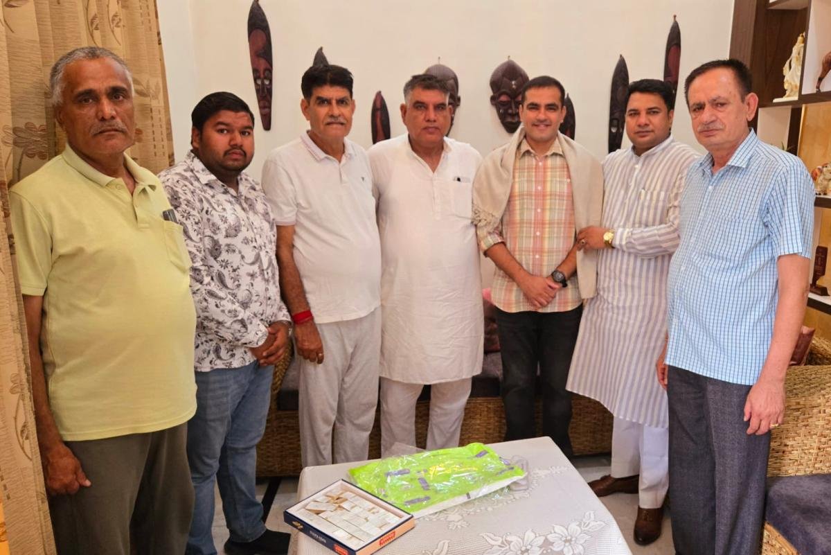 मेजर आशीष दहिया का सम्मान प्राप्त करते हुए